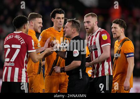 Sheffield, England, 15th. Februar 2022. Spieler beider Teams umgeben Schiedsrichter Oliver Langford während des Sky Bet Championship-Spiels in der Bramall Lane, Sheffield. Bildnachweis sollte lauten: Andrew Yates / Sportimage Stockfoto