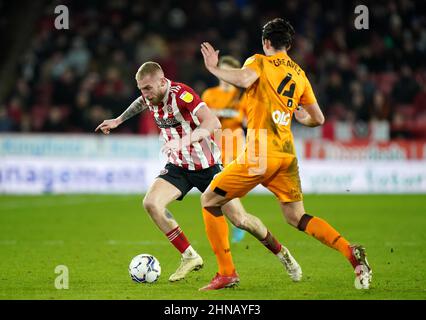 Oli McBurnie von Sheffield United (links) und Jacob Greaves von Hull City kämpfen beim Sky Bet Championship-Spiel in der Bramall Lane, Sheffield, um den Ball. Bilddatum: Dienstag, 15. Februar 2022. Stockfoto