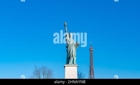 Paris, die Freiheitsstatue auf der seine und der Eiffelturm im Hintergrund Stockfoto