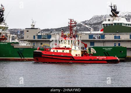 Schleppboot BB Coaster, Abfahrt vom Binnenhafen von Bergen, Norwegen. Vorbei am Skoltegrunnskaien Kai. Stockfoto