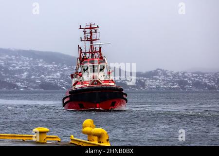 Schleppboot BB Coaster in Byfjorden, in den Hafen von Bergen, Norwegen. Stockfoto