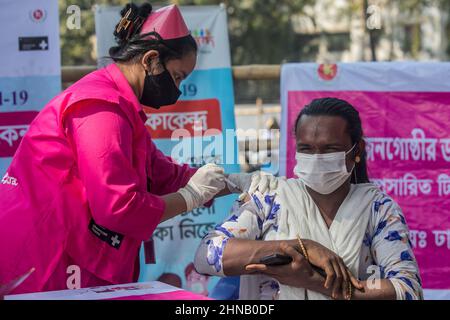 Dhaka, Bangladesch. 14th. Februar 2022. Ein Gesundheitsmitarbeiter impft eine Transgender-Person mit einer Dosis des Janssen COVID-19-Impfstoffs während einer Impfkampagne gegen Transgender-Gemeinschaften und Obdachlose in Central Shaheed Minar, Dhaka. (Foto: Sazzad Hossain/SOPA Images/Sipa USA) Quelle: SIPA USA/Alamy Live News Stockfoto