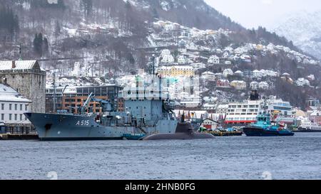 Auffüll- und Hilfsschiff Main A515 der deutschen Marine im Hafen von Bergen, Norwegen. Daneben ist das deutsche U-Boot U32 (S182). Ein nebliger Wintertag Stockfoto