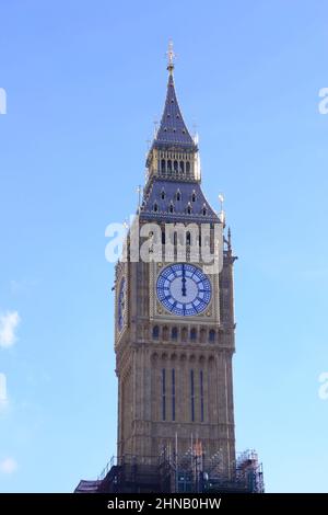 Big Ben Uhrenturm mit der großen Glocke der markanten Uhr am nördlichen Ende des Palace of Westminster in London, England, Gerüst am Boden Stockfoto
