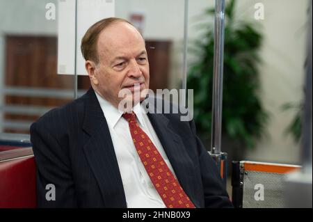 Der Senator der Vereinigten Staaten, Richard Shelby, ein Republikaner aus Alabama, verlässt den Senat, nachdem er Robert McKinnon Califf am Dienstag, dem 15. Februar 2022, im US-Kapitol in Washington, DC zum Kommissar der Food and Drug Administration (FDA) bestätigt hatte. Die FDA hat seit über einem Jahr keinen ständigen Chef mehr. Califf war unter dem ehemaligen Präsidenten Barack Obama als FDA-Kommissar tätig. Kredit: Bonnie Cash/CNP/MediaPunch Stockfoto