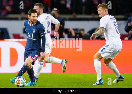 PARIS, FRANKREICH - 15. FEBRUAR: Lionel Messi von Paris Saint-Germain vor der Runde der 16. Etappe 1 - UEFA Champions League zwischen Paris Saint-Germain und Real Madrid am 15. Februar 2022 im Stade de France in Paris, Frankreich (Foto: Geert van Erven/Orange Picts) Stockfoto