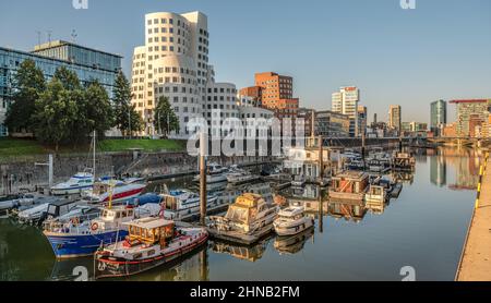 Boote im Medienhafen Düsseldorf, NRW, Deutschland Stockfoto