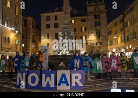 Rom, Italien. 15th. Februar 2022. 15/02/2022 Rom, Fackelzug gegen den Krieg in der Ukraine, organisiert im Pantheon von der Gemeinschaft Sant Egidio #nowar der Jugendbewegung Sant'Egidio Kredit: Unabhängige Fotoagentur/Alamy Live News Stockfoto