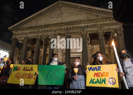 Rom, Italien. 15th. Februar 2022. 15/02/2022 Rom, Fackelzug gegen den Krieg in der Ukraine, organisiert im Pantheon von der Gemeinschaft Sant Egidio #nowar der Jugendbewegung Sant'Egidio Kredit: Unabhängige Fotoagentur/Alamy Live News Stockfoto