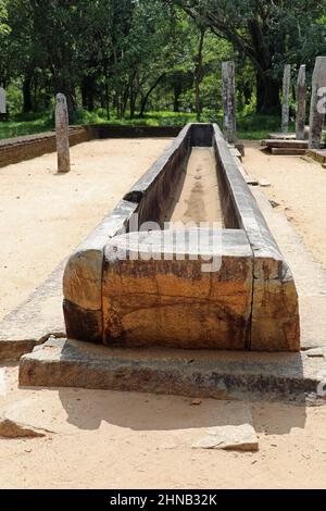 Überreste eines Refektoriums in den Ruinen des Abhayagiri-Klosters in Anuradhapura Stockfoto