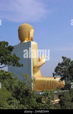 Statue von Buddha im Dhamma Chakka Position am Goldenen Tempel von Dambulla in Sri Lanka Stockfoto