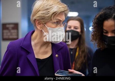 Washington, Vereinigte Staaten Von Amerika. 15th. Februar 2022. Die US-Senatorin Elizabeth Warren, Demokratin aus Massachusetts, tritt am Dienstag, den 15. Februar 2022, in den Senat, um über Robert McKinnon Califf als Kommissar der Food and Drug Administration (FDA) im US-Kapitol in Washington, DC, abzustimmen. Die FDA hat seit über einem Jahr keinen ständigen Chef mehr. Califf war unter dem ehemaligen Präsidenten Barack Obama als FDA-Kommissar tätig. Kredit: Bonnie Cash/CNP/Sipa USA Gutschrift: SIPA USA/Alamy Live News Stockfoto