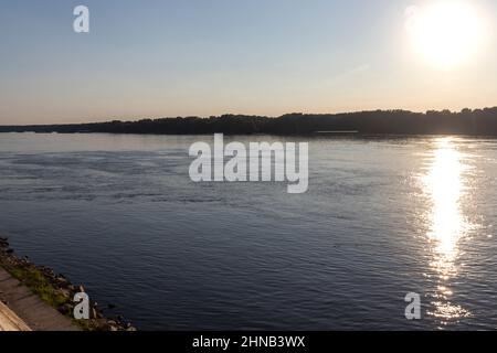 RUSE, BULGARIEN - 15. AUGUST 2021: Panorama der Straße Costal im Zentrum der Stadt Ruse, Bulgarien Stockfoto