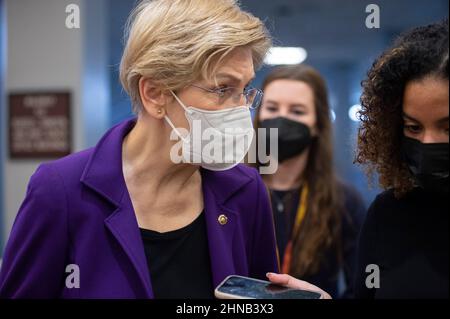 Washington, Vereinigte Staaten. 15th. Februar 2022. Die US-Senatorin Elizabeth Warren, Demokratin aus Massachusetts, tritt am Dienstag, den 15. Februar 2022, in den Senat, um über Robert McKinnon Califf als Kommissar der Food and Drug Administration (FDA) im US-Kapitol in Washington, DC, abzustimmen. Die FDA hat seit über einem Jahr keinen ständigen Chef mehr. Califf war unter dem ehemaligen Präsidenten Barack Obama als FDA-Kommissar tätig. Kredit: Bonnie Cash/CNP/dpa/Alamy Live Nachrichten Stockfoto