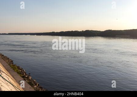 RUSE, BULGARIEN - 15. AUGUST 2021: Panorama der Straße Costal im Zentrum der Stadt Ruse, Bulgarien Stockfoto