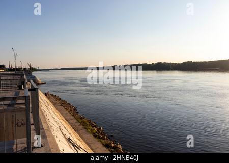 RUSE, BULGARIEN - 15. AUGUST 2021: Panorama der Straße Costal im Zentrum der Stadt Ruse, Bulgarien Stockfoto