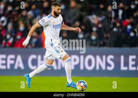 PARIS, FRANKREICH - 15. FEBRUAR: Karim Benzema von Real Madrid läuft mit dem Ball vor dem Spiel der sechzehn Leg One - UEFA Champions League zwischen Paris Saint-Germain und Real Madrid am 15. Februar 2022 im Stade de France in Paris, Frankreich (Foto: Geert van Erven/Orange Picts) Stockfoto