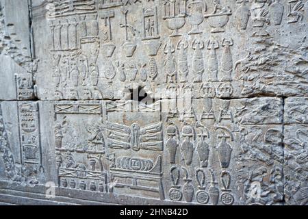 Ägyptische Hieroglyphen aus dem Karnak-Tempel. Antike Theben. Luxor, Ägypten Stockfoto