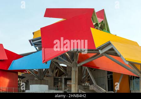 Frank Gehrys Museum of Biodiversity, ein modernes Wissenschaftsmuseum am Eingang des Panamakanals, Panama City, Panama. Stockfoto