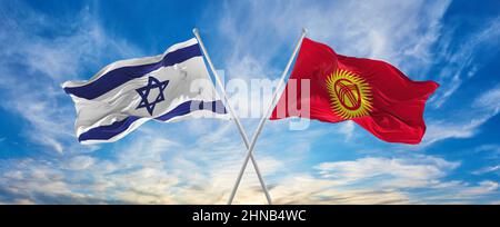 Gekreuzte Nationalflaggen von Israel und Kirgisistan, die im Wind bei bewölktem Himmel winken. Symbolisiert Beziehung, Dialog, Reisen zwischen zwei Gräfin Stockfoto