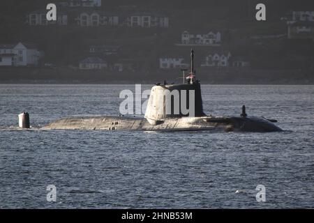 HMS Audacious (S122), ein U-Boot der Spitzenklasse, das von der Royal Navy betrieben wird, passiert Gourock auf dem Firth of Clyde, während es zurück zu seiner Basis in Faslane fährt. Stockfoto