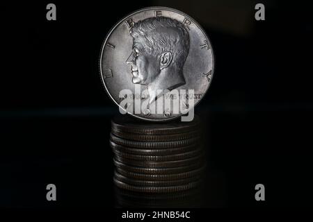 US-Halbsilberner Dollar John Fitzgerald Kennedy 1964 Münzstapel, axiale Beleuchtung Stockfoto