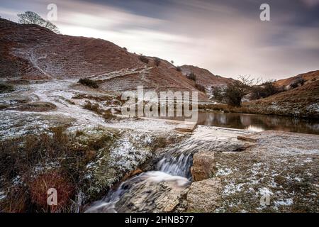 Gefrorene Winterszene des Waschpools auf Cleeve Hill, Gloucestershire. Stockfoto