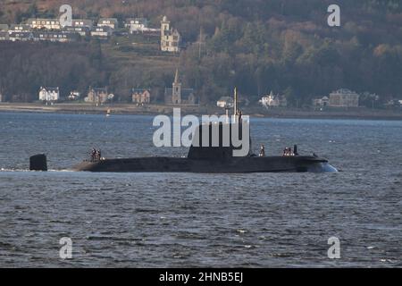 HMS Audacious (S122), ein U-Boot der Spitzenklasse, das von der Royal Navy betrieben wird, passiert Gourock auf dem Firth of Clyde, während es zurück zu seiner Basis in Faslane fährt. Stockfoto