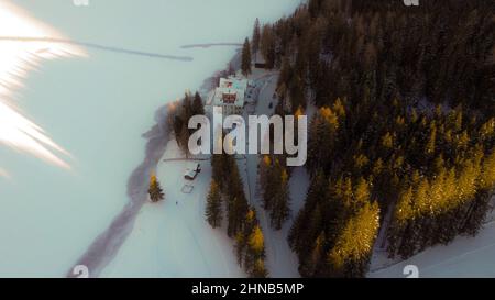 Der Antholzer See, der drittgrößte See Südtirols, liegt im Antholzer Tal, einem Nebenfluss des Pustertals. Stockfoto