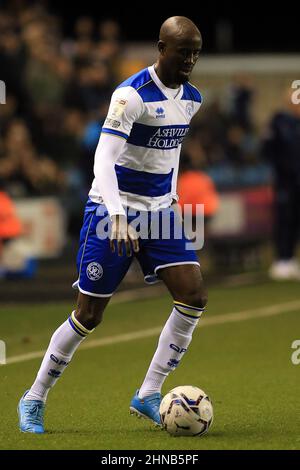 London, Großbritannien. 15th. Februar 2022. Albert Adomah von den Queens Park Rangers in Aktion während des Spiels. EFL Skybet Championship Match, Millwall gegen Queens Park Rangers im The Den in London am Dienstag, den 15th. Februar 2022. Dieses Bild darf nur für redaktionelle Zwecke verwendet werden. Nur zur redaktionellen Verwendung, Lizenz für kommerzielle Nutzung erforderlich. Keine Verwendung bei Wetten, Spielen oder Veröffentlichungen in einem Club/einer Liga/einem Spieler. PIC von Steffan Bowen/Andrew Orchard Sports Photography/Alamy Live News Credit: Andrew Orchard Sports Photography/Alamy Live News Stockfoto