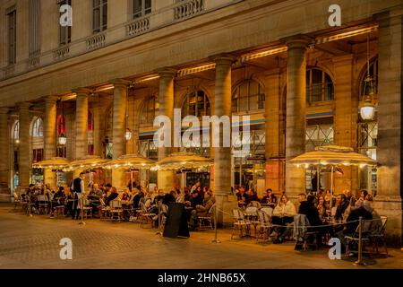 Eine Bar zwischen Säulen und Eingang im Domaine National du Palais-Royal Stockfoto