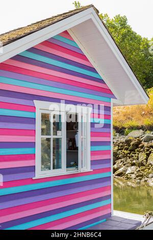 Kleines buntes Holzhaus in der Wharf Inner Harbour in Victoria BC. Buntes kleines Strandhaus Stockfoto