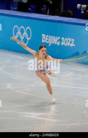 Peking, China. 15th. Februar 2022. Jenni SAARINEN (FIN) tritt im Rahmen der Olympischen Winterspiele 2022 in Peking im Capital Indoor Stadium beim Wettbewerb „Frauen-Eiskunstlauf-Einzelskating-Kurzprogramm“ auf. (Bild: © Walter G. Arce Sr./ZUMA Press Wire) Stockfoto