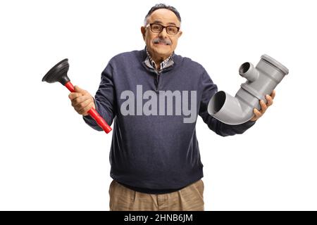 Verwirrt reifer Mann hält ein Rohr und eine Toilette Stößel isoliert auf weißem Hintergrund Stockfoto