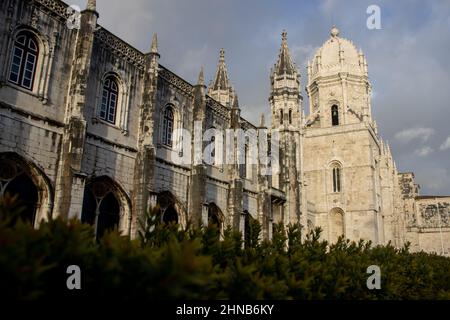 Mosteiro dos Jeronimos, Blick auf das historische Kloster Jeronimos in Lissabon, Belem bei Sonnenuntergang Stockfoto