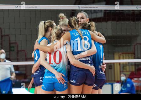 Novara, Italien. 15th. Februar 2022. Dinamo Moskau während Igor Gorgonzola Novara vs Dinamo Moskau, CEV Champions League Frauen-Volleyball-Spiel in Novara, Italien, Februar 15 2022 Quelle: Independent Photo Agency/Alamy Live News Stockfoto