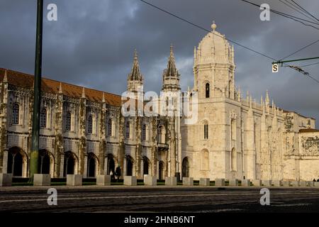 Mosteiro dos Jeronimos, Blick auf das historische Kloster Jeronimos in Lissabon, Belem bei Sonnenuntergang Stockfoto