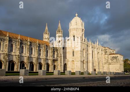 Mosteiro dos Jeronimos, Blick auf das historische Kloster Jeronimos in Lissabon, Belem bei Sonnenuntergang Stockfoto