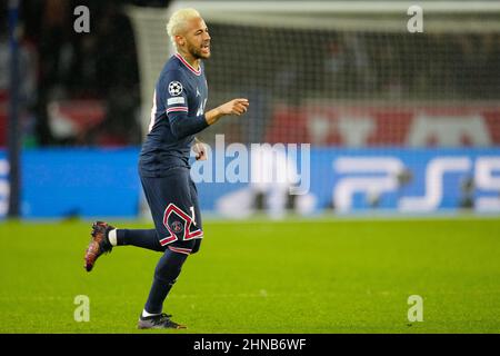 PARIS, FRANKREICH - 15. FEBRUAR: Neymar von Paris Saint-Germain vor der Runde der 16. Etappe 1 - UEFA Champions League zwischen Paris Saint-Germain und Real Madrid am 15. Februar 2022 im Stade de France in Paris, Frankreich (Foto: Geert van Erven/Orange Picters) Stockfoto