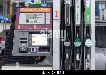 London, Großbritannien. 15th. Februar 2022. Das am 15. Februar 2022 aufgenommene Foto zeigt Kraftstoffpumpen an einer Sainsbury-Tankstelle in London, Großbritannien. Die Preise für Benzin und Diesel in Großbritannien haben über das Wochenende neue Höchststände verzeichnet, was die Lebenshaltungskosten für britische Familien noch weiter verschärft hat, zeigten die neuesten Daten, die am Montag veröffentlicht wurden. Quelle: Ray Tang/Xinhua/Alamy Live News Stockfoto