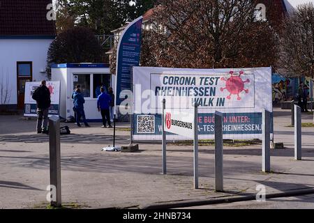55291 Saulheim , Deutschland, Samstag, 12. Februar 2022. Am Westring 45. Temporäres Covid-19 Testzentrum bietet Schnelltest auf 14:30 in der Saulheim com an Stockfoto
