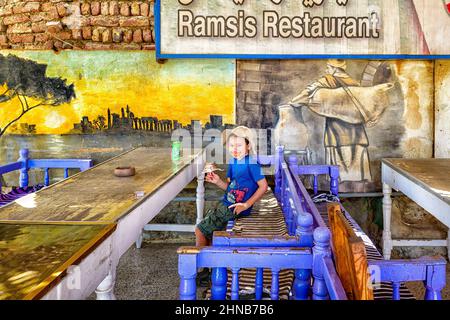 Genießen Sie ein erfrischendes Eis im Ramsis Restaurant nach einem heißen Tag in der Sonne im Medinet Habu Tempel in Luxor Stockfoto