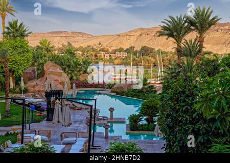 Swimmingpool mit Blick auf den Nil im Sofitel Legend Old Cataract Hotel in Assuan, Oberägypten Stockfoto