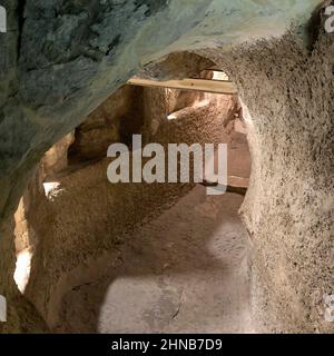 Zurück zum Eingang der Großen Pyramide von Khufu über den aufsteigenden Durchgang von der Großen Galerie Stockfoto