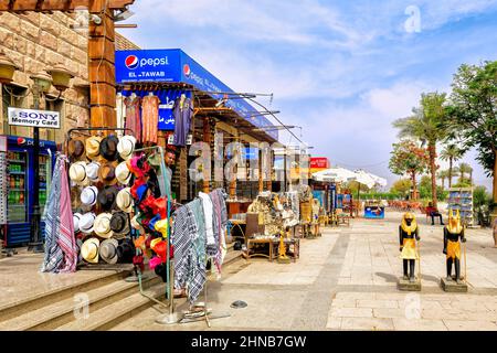 Souvenirstände auf dem platz vor dem Karnak-Tempelkomplex in Luxor Stockfoto