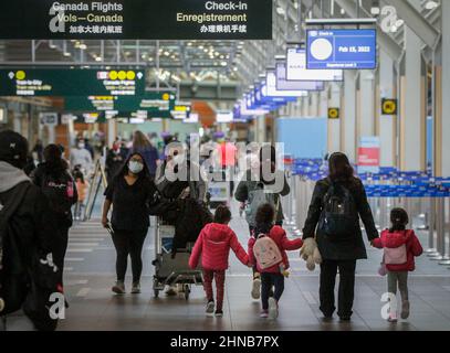 Richmond, Kanada. 15th. Februar 2022. Reisende werden am 15. Februar 2022 in der Abflughalle des Vancouver International Airport in Richmond, British Columbia, Kanada, gesehen. Kanada lockert ab dem 28. Februar die Testanforderungen für vollständig geimpfte Reisende bei der Ankunft, da die neueste Welle von COVID-19, die von der Omicron-Variante angetrieben wird, ihren Höhepunkt überschritten hat, teilte die kanadische Gesundheitsbehörde am Dienstag mit. Quelle: Liang Sen/Xinhua/Alamy Live News Stockfoto