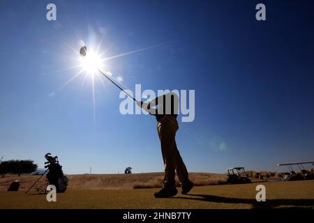 Aqaba, Jordanien. 15th. Februar 2022. Am 15. Februar 2022 trifft ein Mann während eines Golfspiels in der Küstenstadt Aqaba, Jordanien, einen Golfball. Quelle: Mohammad Abu Ghosh/Xinhua/Alamy Live News Stockfoto