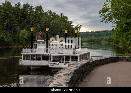 Taylors Falls Scenic Boat Tours; Taylors Falls Queen und Princess, Flussboot-Tretboote, am Dock auf dem Dalles des St. Croix River. Stockfoto