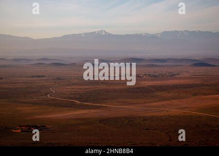 Atlasgebirge, Straßen und Dörfer in Marokko. Der Blick von einem Heißluftballon, eine Tour von Marrakesch Stockfoto