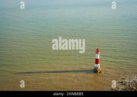 Beachy Head Lighthouse im Ärmelkanal, umgeben von Wasser, East Sussex, England Stockfoto